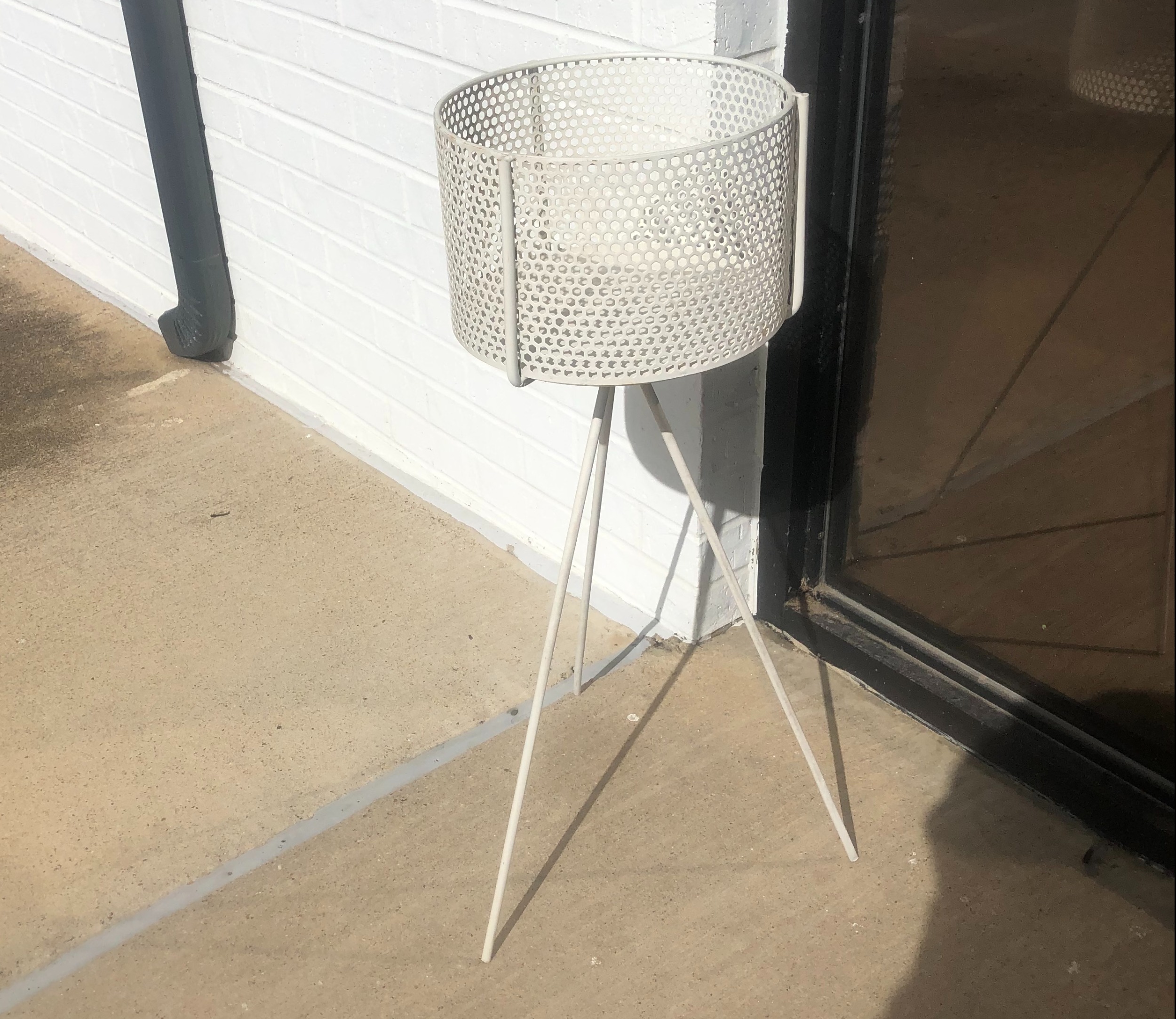 Macetero blanco estilo Mid Century Modern
