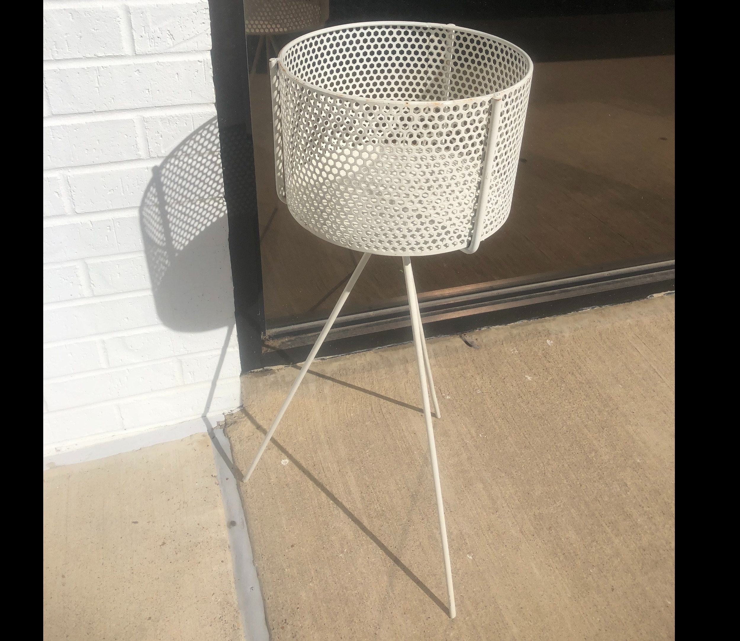 Macetero blanco estilo Mid Century Modern